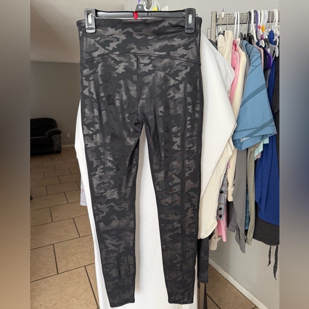 SPANX Faux Leather Camo Leggings Matte Black Camo Size Large - Picture 8 of 14